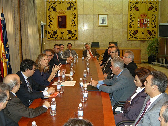 Reunión que la ministra y el delegado del Gobierno han mantenido con empresarios de la Región
